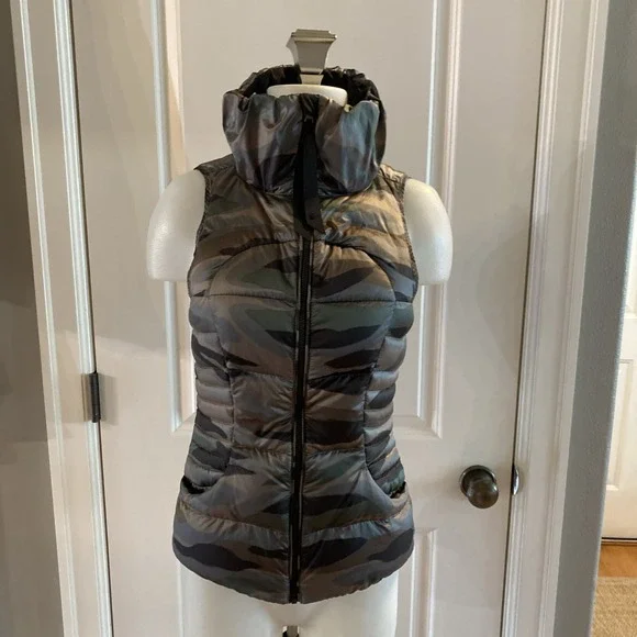 Lululemon Fluffin Awesome Puffer Vest Size 4 Full Zip Camo Goose Down Athleisure